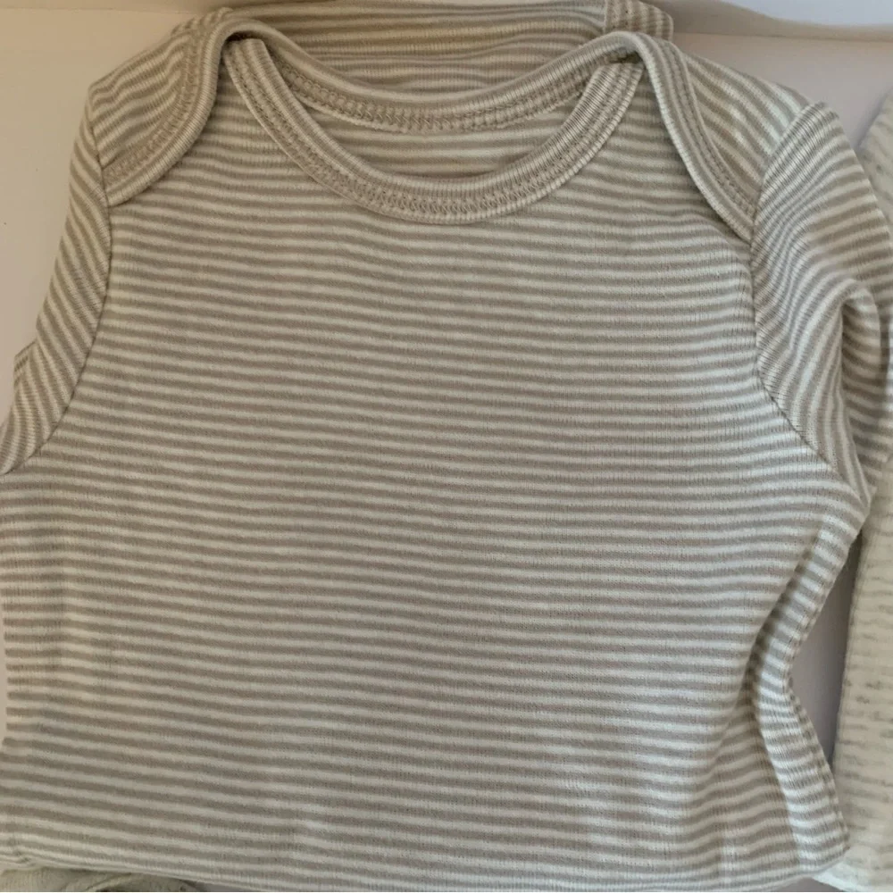 NWT. CARTER’S Hippo, Sun, & Moon 6 Pack Bodysuits